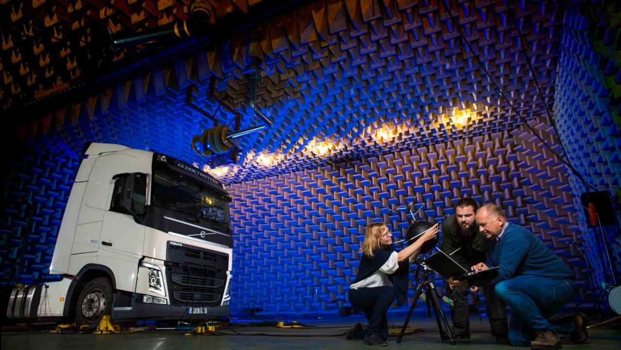 инженери, специалисти по NVH (Шум, вибрации и нискочестотни вибрации), в лабораторията за шум и вибрации на Volvo Trucks.