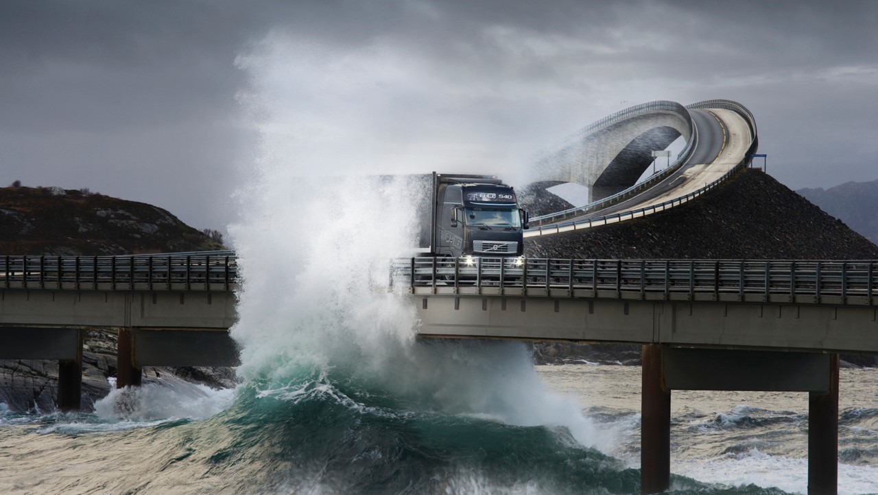 Volvo FH се движи по мост