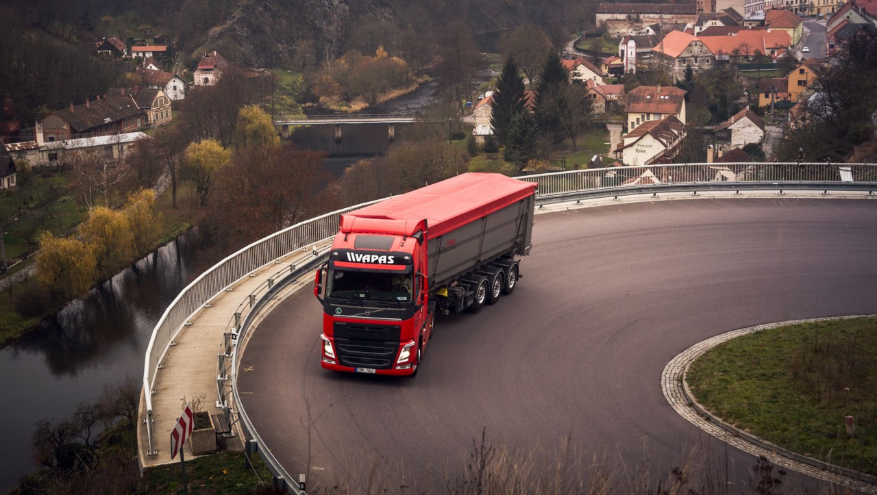 Камион Volvo по стръмен път със завои