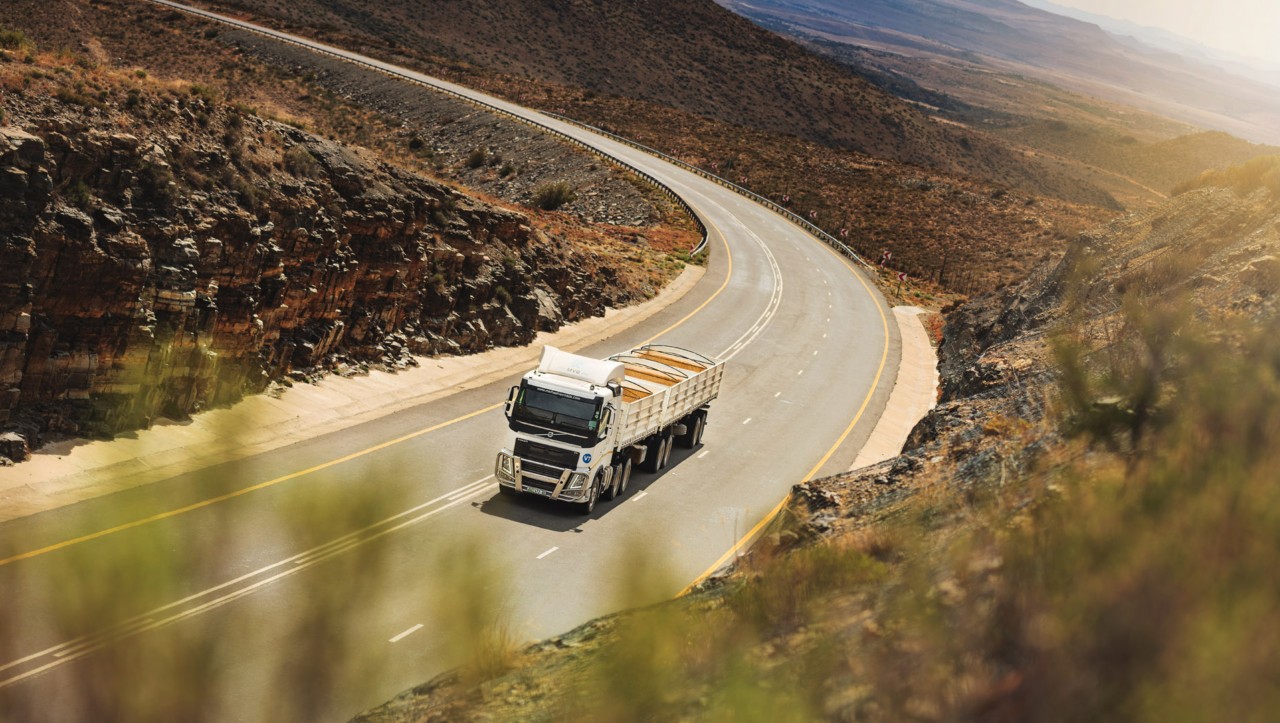 Volvo FH се движи през суха южноафриканска местност