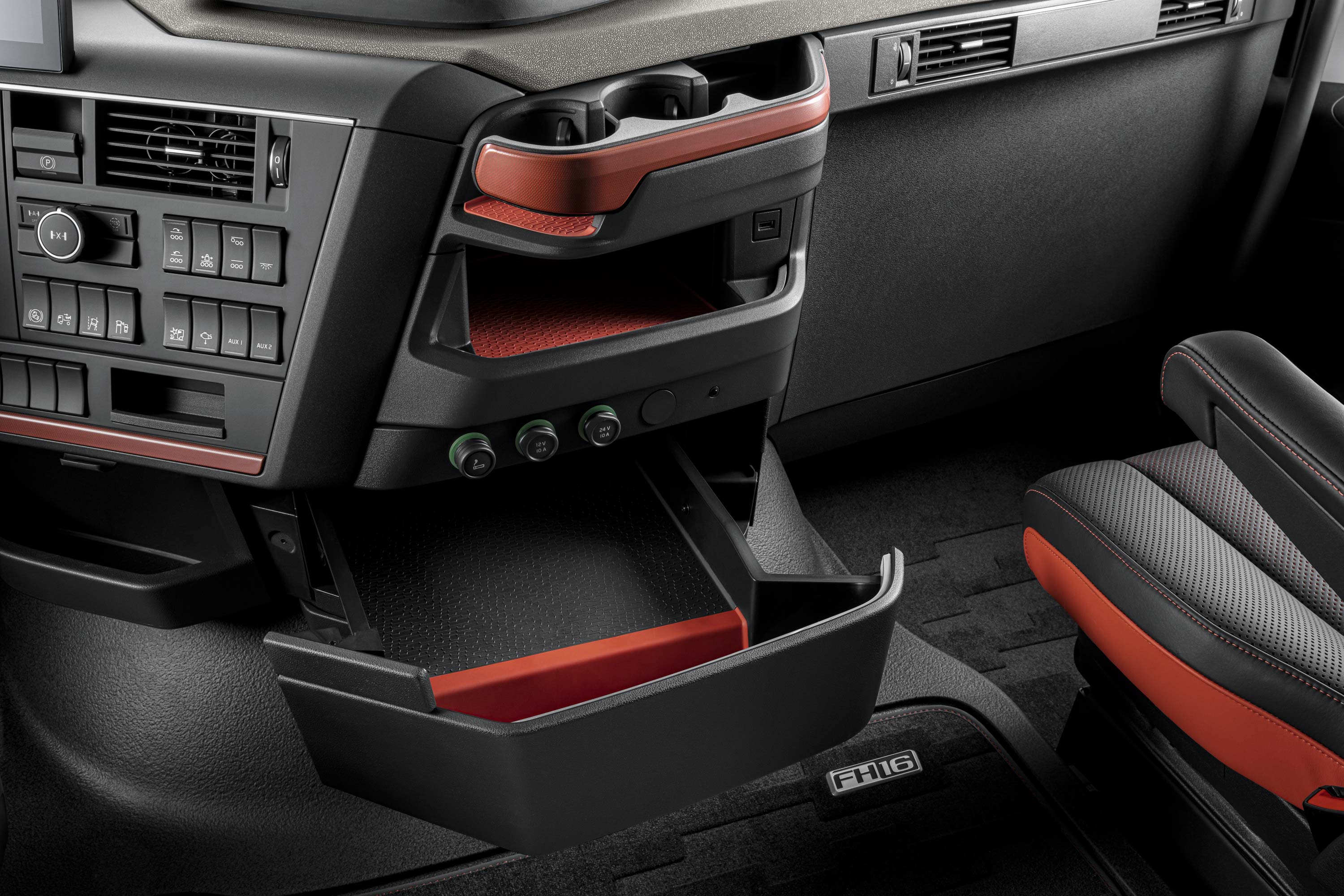 Удобни места за съхранение, достъпни от седалката на водача на Volvo FH16.